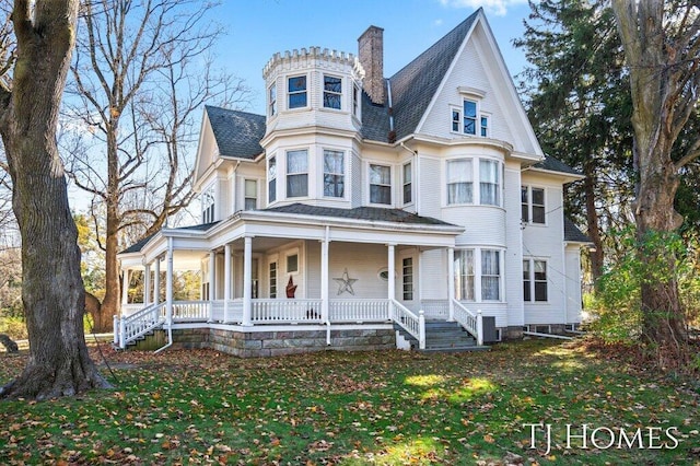 victorian home featuring covered porch and a front yard