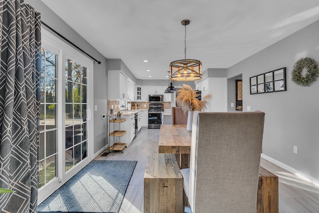 dining room featuring light hardwood / wood-style flooring, a chandelier, and sink