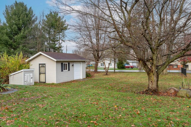 view of yard with an outbuilding