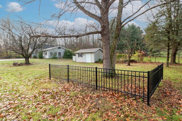 view of yard with an outbuilding