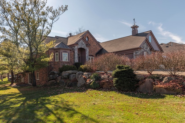 view of front of house featuring a front yard