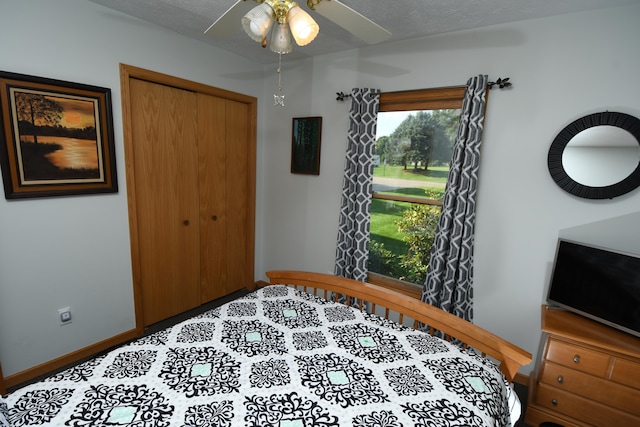 bedroom featuring ceiling fan, a textured ceiling, and a closet