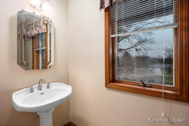 bathroom featuring sink