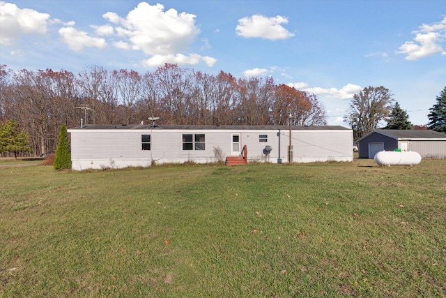 manufactured / mobile home featuring a front lawn