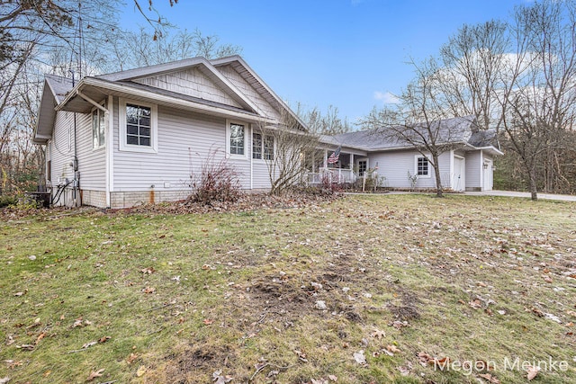 view of front of home featuring a front yard