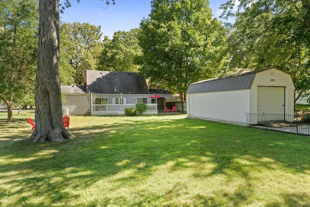 view of yard with an outbuilding