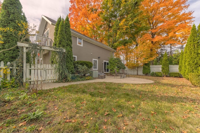 view of yard with a patio area