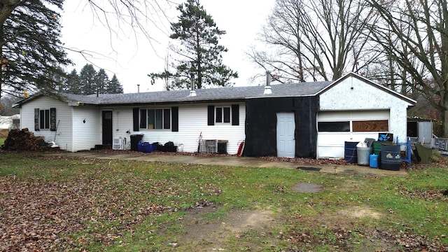 view of front facade featuring a garage and a front lawn