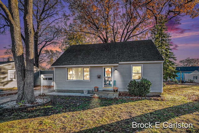 bungalow featuring a lawn