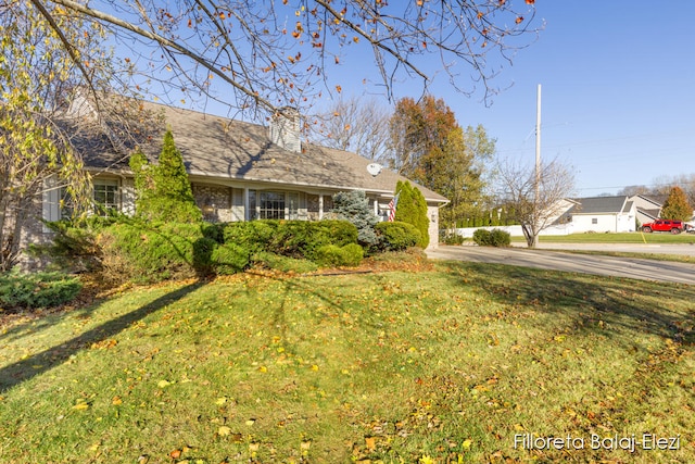 view of front of house with a front lawn