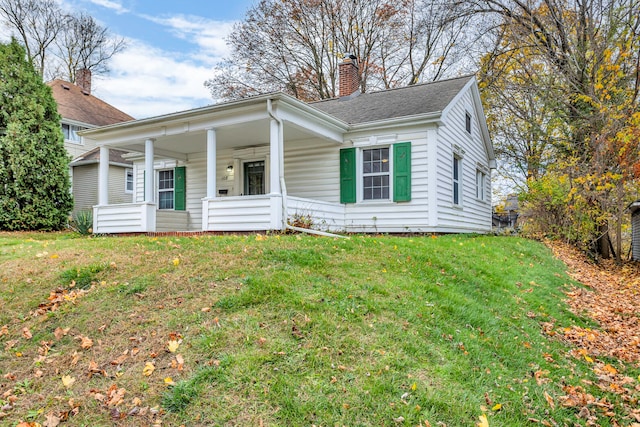 view of front of house with a front lawn