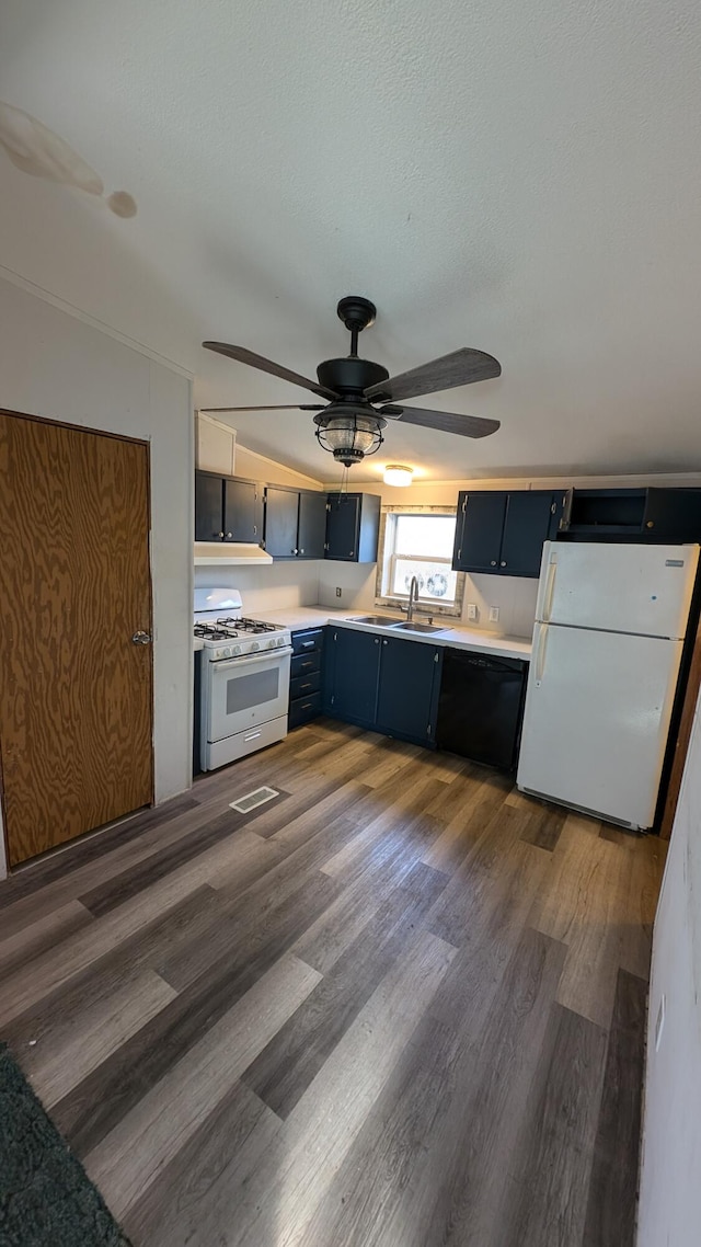 kitchen featuring blue cabinets, a textured ceiling, dark hardwood / wood-style floors, ceiling fan, and white appliances