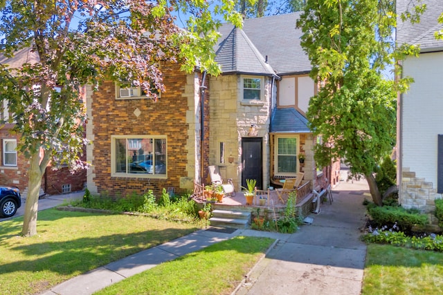 view of front of house featuring a front yard