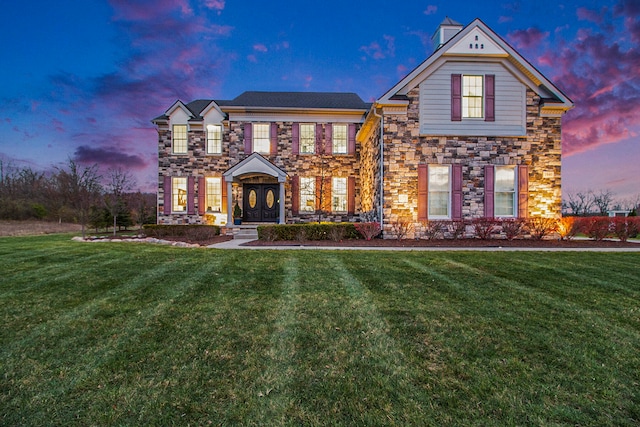 view of front of property featuring a lawn