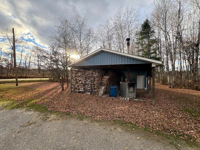 view of outdoor structure featuring a carport