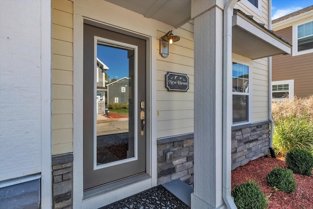 property entrance featuring a porch