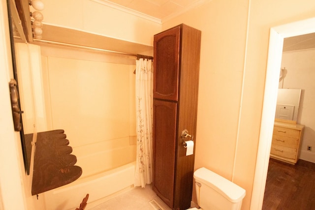 bathroom with toilet, shower / bath combo with shower curtain, hardwood / wood-style floors, and ornamental molding