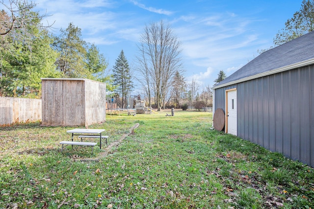 view of yard with an outdoor structure