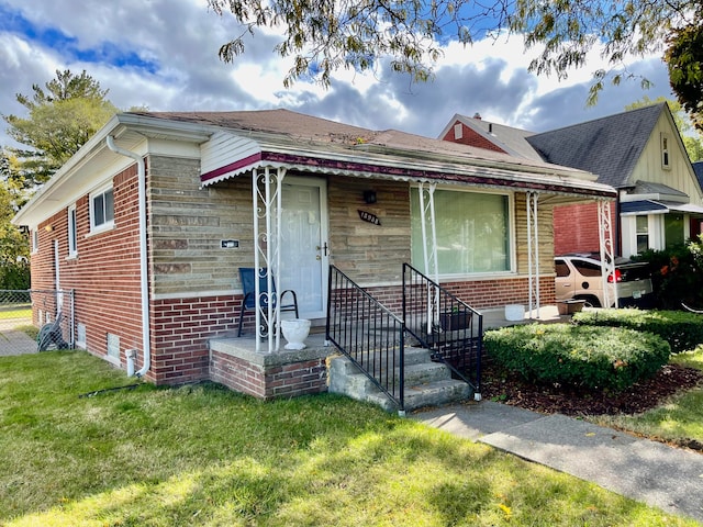 bungalow featuring a front lawn