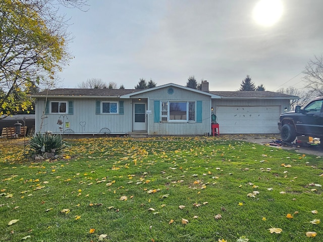 view of front of home featuring a front lawn and a garage