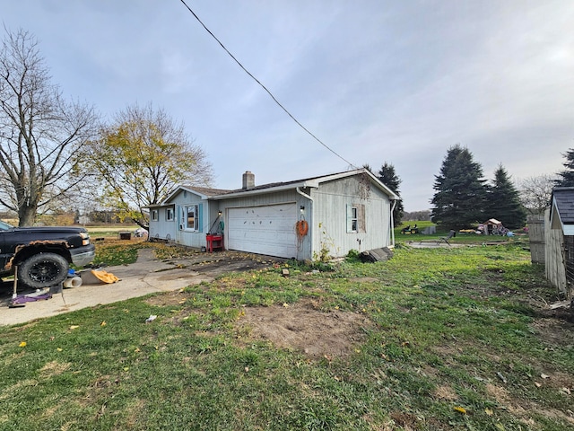 view of front facade with a garage and a front lawn