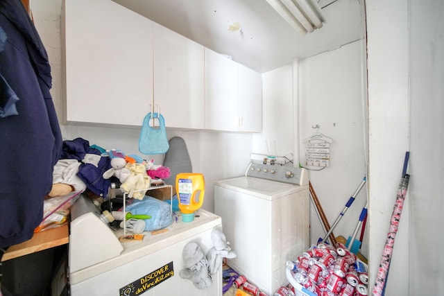 washroom featuring cabinets and washing machine and clothes dryer