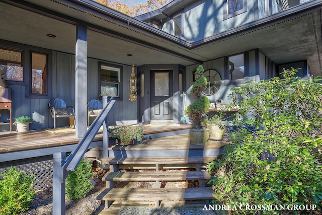 entrance to property featuring covered porch