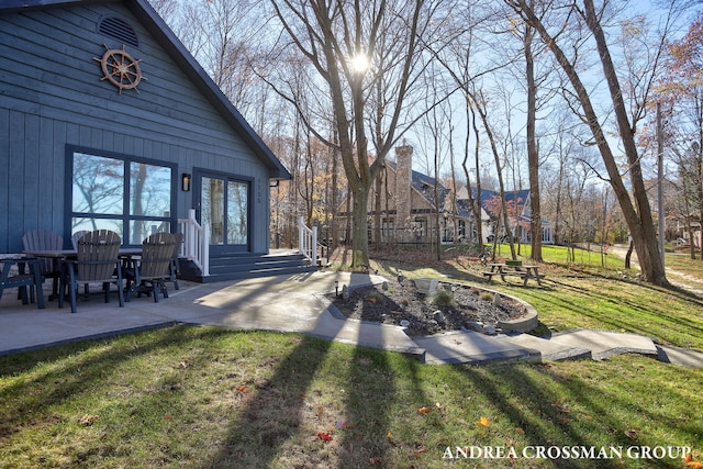 view of yard featuring a patio