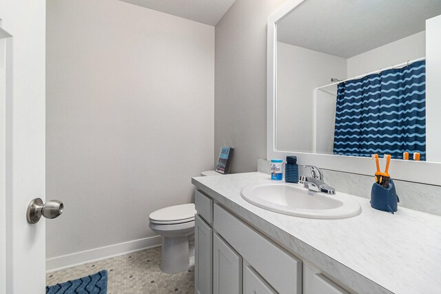 bathroom with a shower with curtain, vanity, and toilet