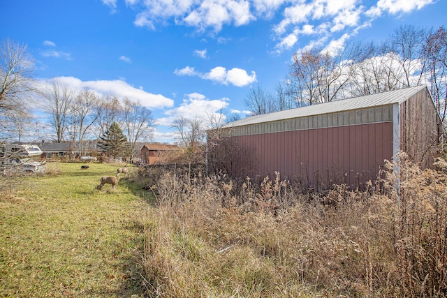 view of yard featuring an outdoor structure