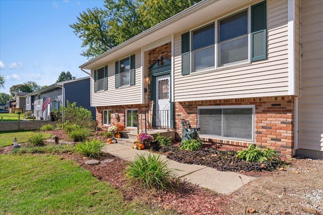 split foyer home with a front yard