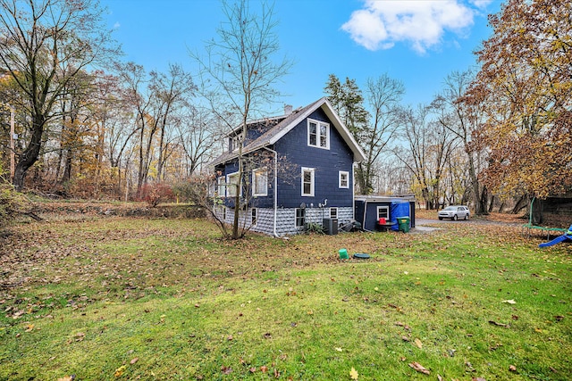 view of side of property featuring a lawn