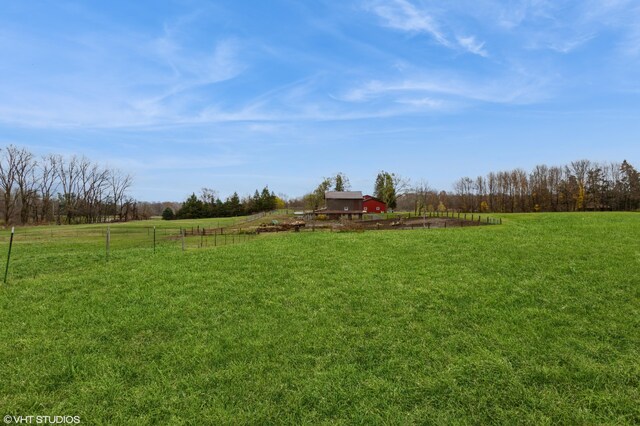 view of yard featuring a rural view