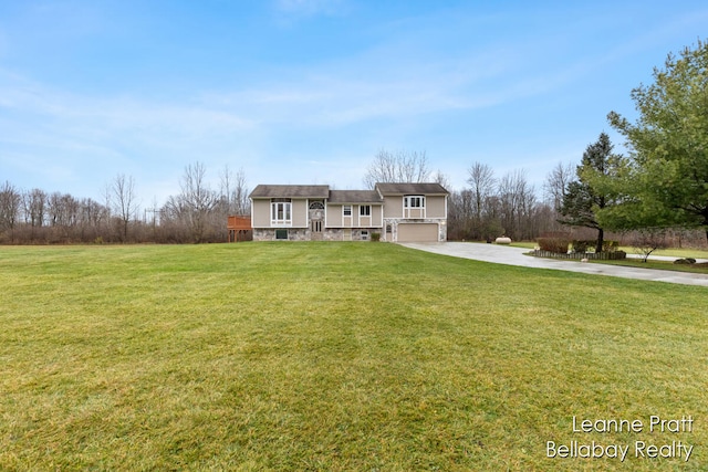 view of front of home featuring a front yard and a garage