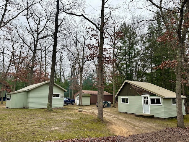 view of yard featuring an outdoor structure