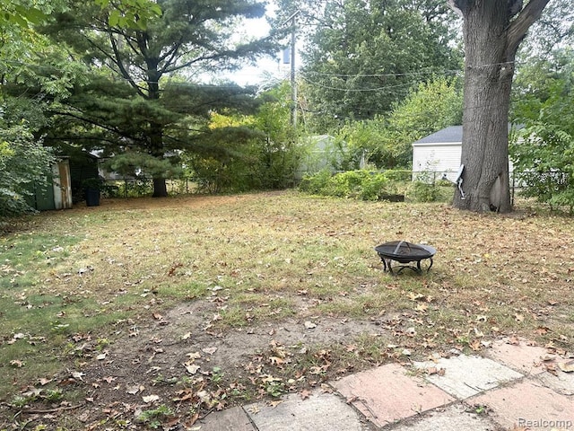 view of yard with a fire pit