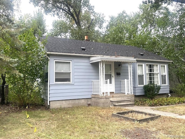 view of front of house featuring a front lawn