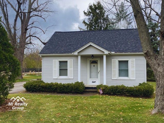 view of front of property with a front yard