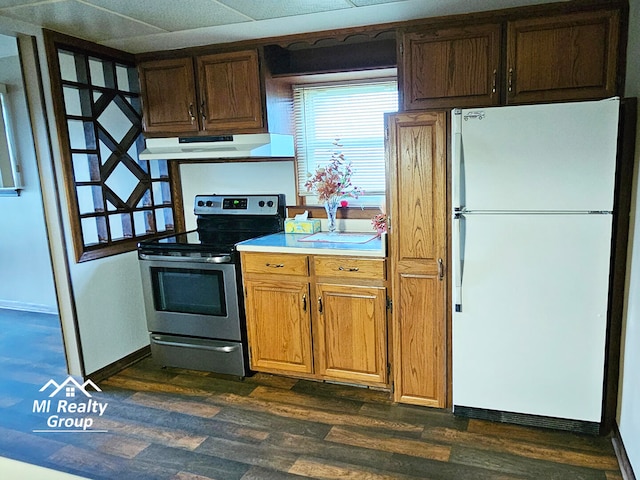 kitchen featuring sink, dark hardwood / wood-style floors, white fridge, stainless steel electric stove, and a paneled ceiling