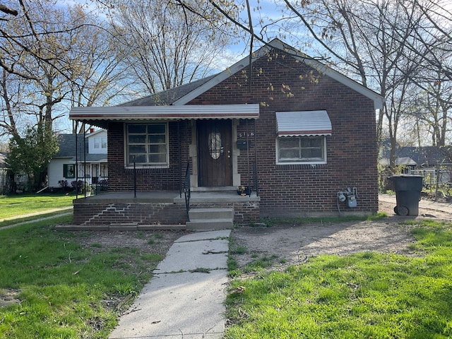 bungalow featuring a front lawn