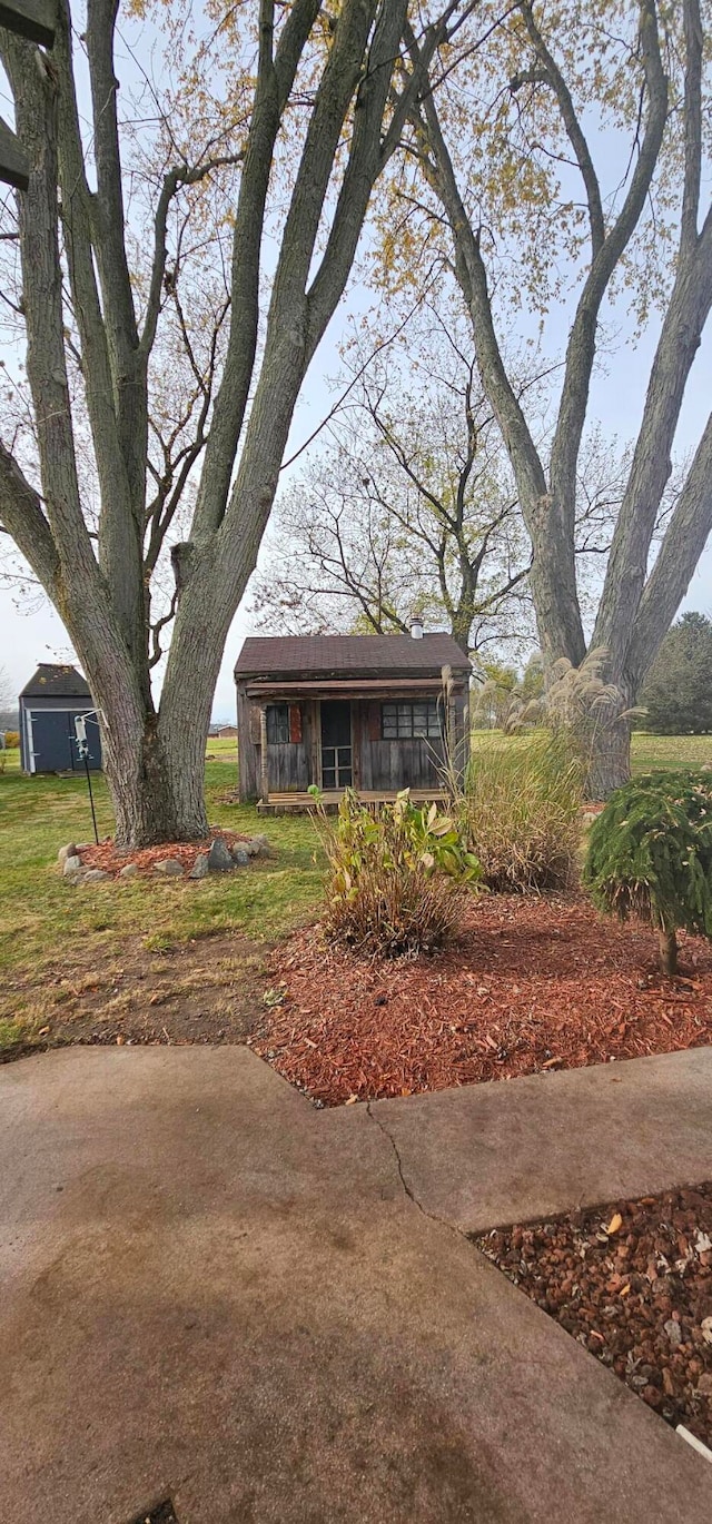 view of front facade featuring a front yard