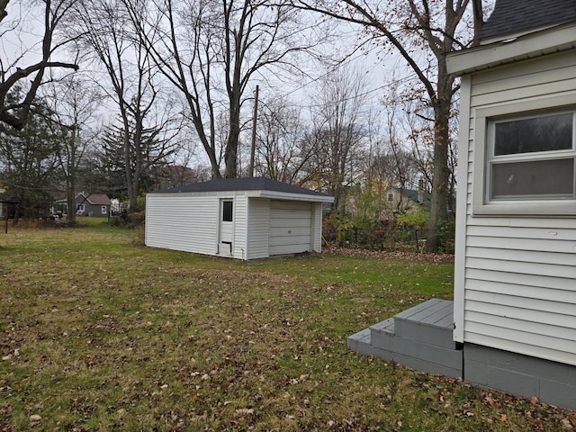 view of yard with an outdoor structure