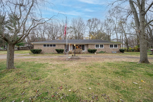 single story home with a front yard