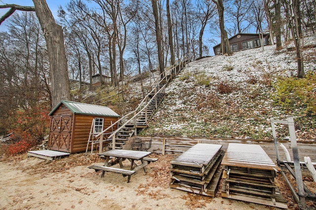 view of yard featuring a shed