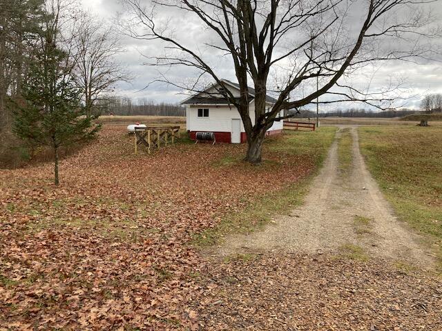 view of yard featuring a rural view