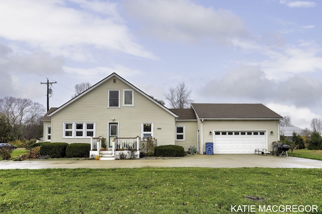 view of front of property featuring a front yard and a garage