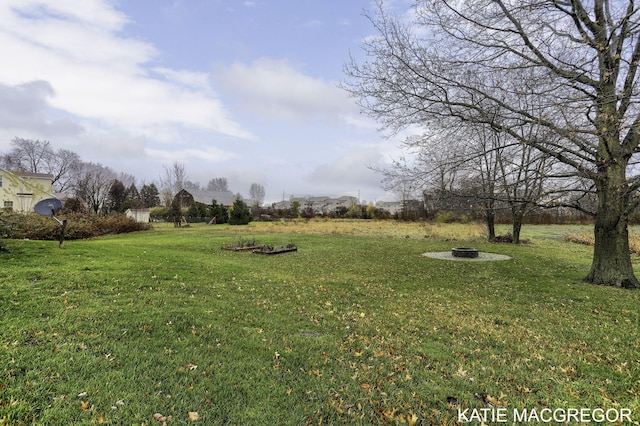 view of yard featuring a fire pit