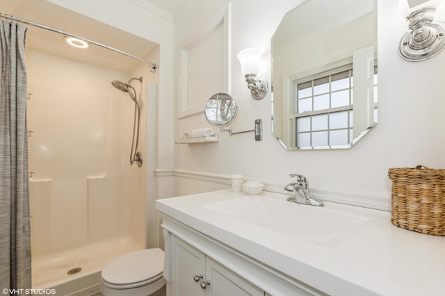 bathroom with a shower with curtain, vanity, toilet, and ornamental molding