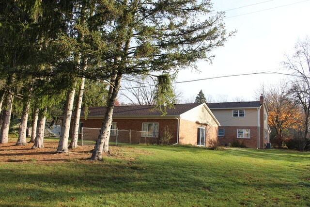 view of front of house featuring a front lawn