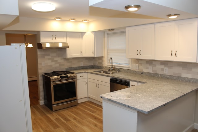 kitchen featuring white cabinets, stainless steel appliances, kitchen peninsula, and sink